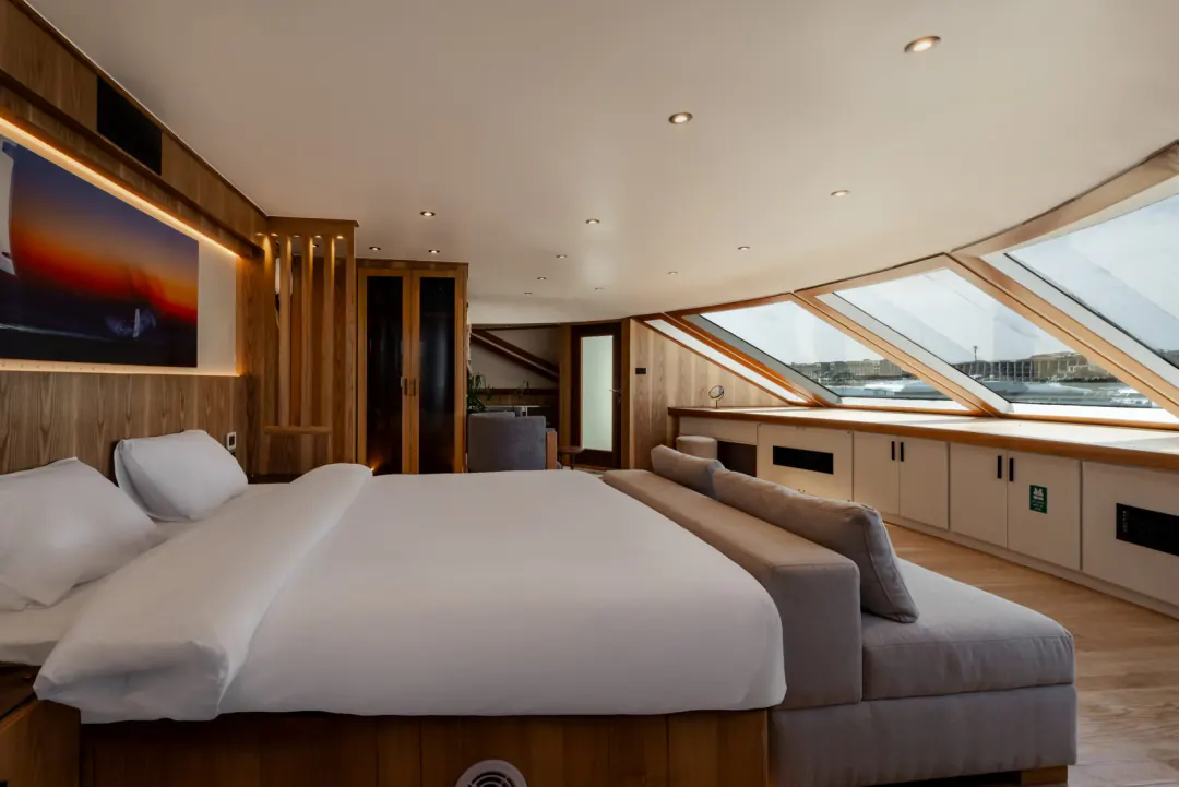 The suite with windows all round, the sea behind them